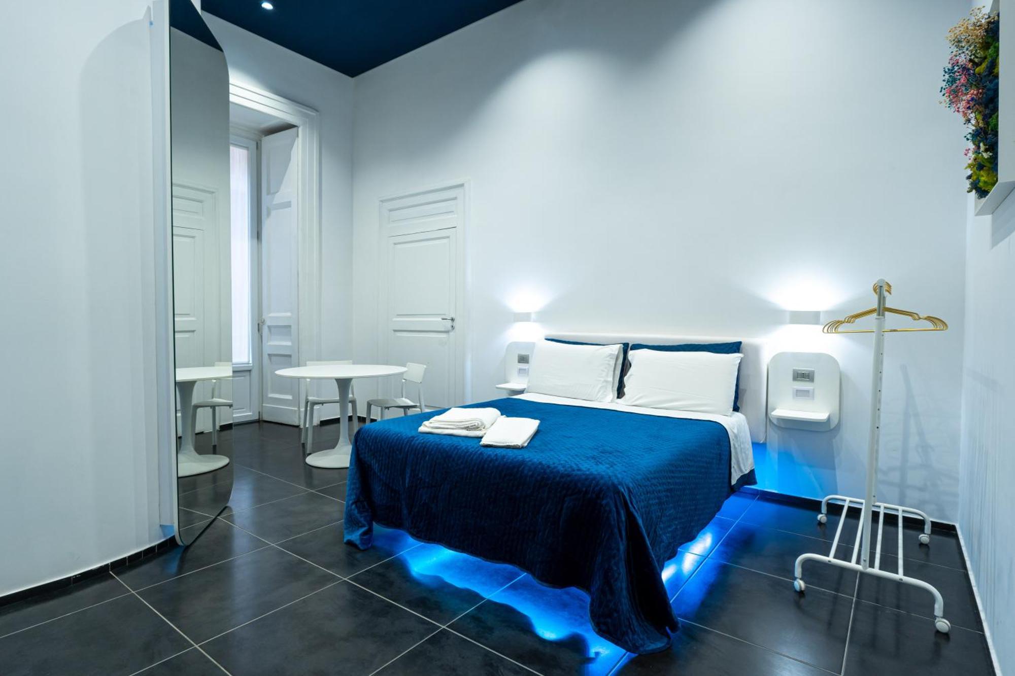 Skyhouse Chiatamone Bed and breakfast 2*